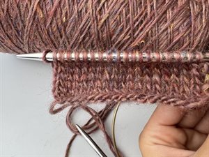 Tyk uspundet uld - 100% uld i mørk mauve / multi, ca. 600 gram